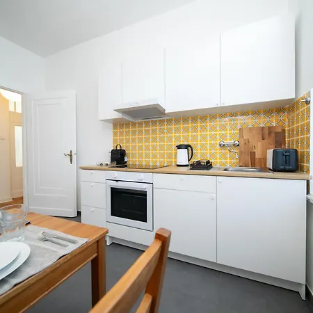 65 Sqm - 2 Schlafzimmer - Balkon - Kueche *