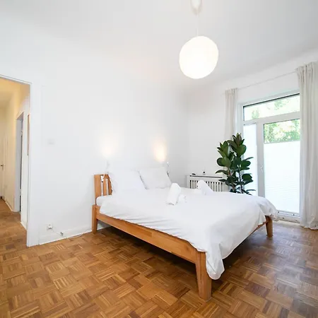 65 Sqm - 2 Schlafzimmer - Balkon - Kueche Apartment Neuss