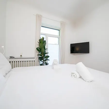 65 Sqm - 2 Schlafzimmer - Balkon - Kueche Apartment Neuss