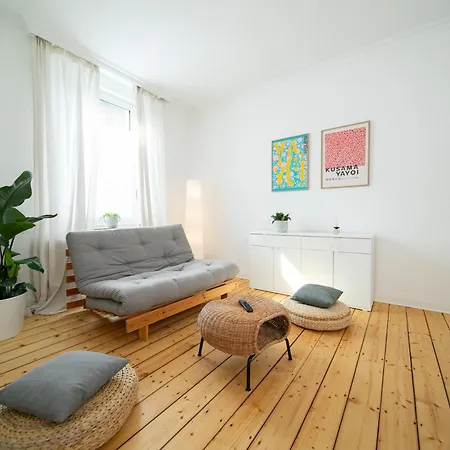 65 Sqm - 2 Schlafzimmer - Balkon - Kueche Lägenhet
