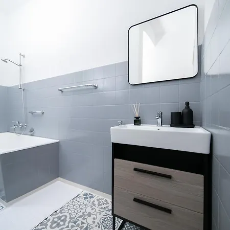 Apartment 65 Sqm - 2 Schlafzimmer - Balkon - Kueche *
