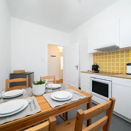 Apartment 65 Sqm - 2 Schlafzimmer - Balkon - Kueche
