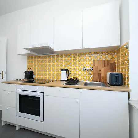 65 Sqm - 2 Schlafzimmer - Balkon - Kueche *