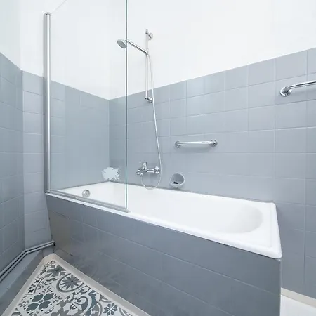 65 Sqm - 2 Schlafzimmer - Balkon - Kueche *