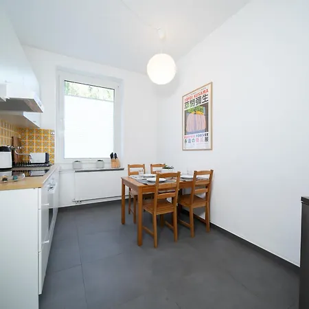 65 Sqm - 2 Schlafzimmer - Balkon - Kueche