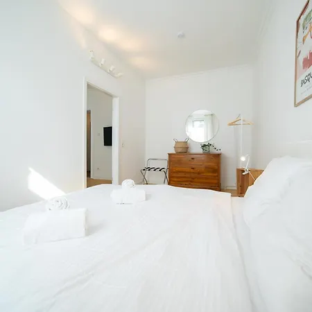 65 Sqm - 2 Schlafzimmer - Balkon - Kueche Neuss