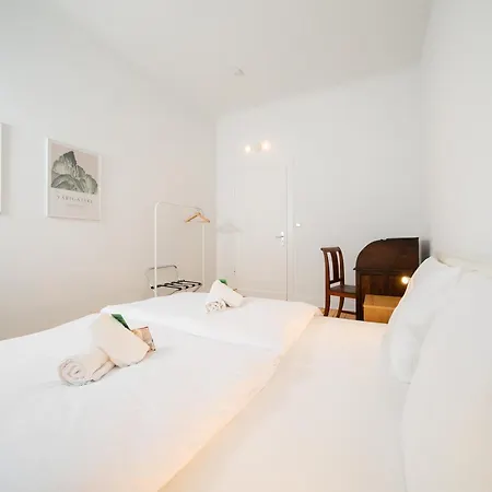 65 Sqm - 2 Schlafzimmer - Balkon - Kueche Apartment *
