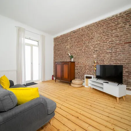 65 Sqm - 2 Schlafzimmer - Balkon - Kueche Apartment *