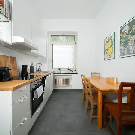 65 Sqm - 2 Schlafzimmer - Balkon - Kueche Apartment Neuss
