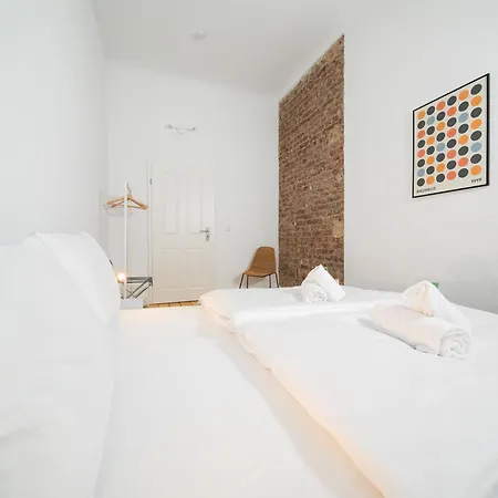 65 Sqm - 2 Schlafzimmer - Balkon - Kueche *