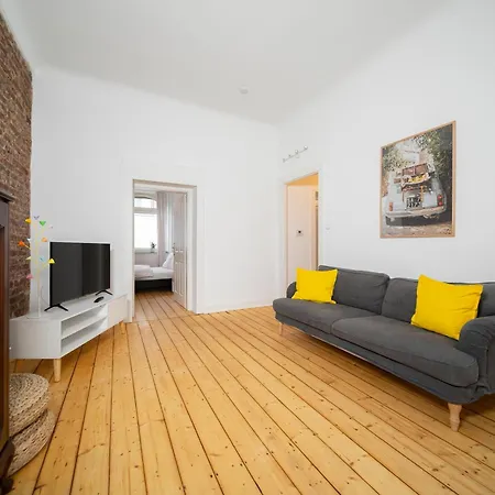 65 Sqm - 2 Schlafzimmer - Balkon - Kueche