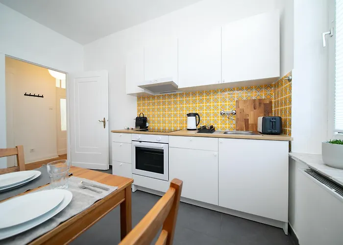 65 Sqm - 2 Schlafzimmer - Balkon - Kueche *