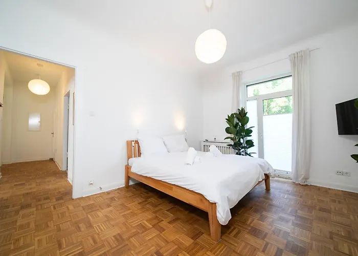 65 Sqm - 2 Schlafzimmer - Balkon - Küche Apartment Neuss