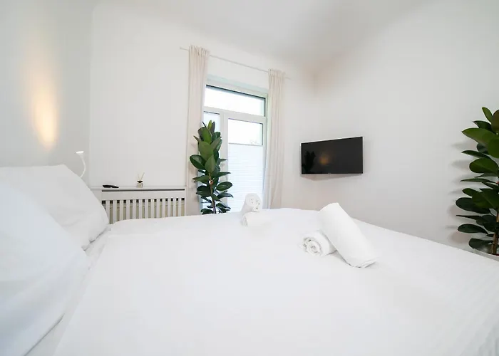 65 Sqm - 2 Schlafzimmer - Balkon - Küche Apartment Neuss