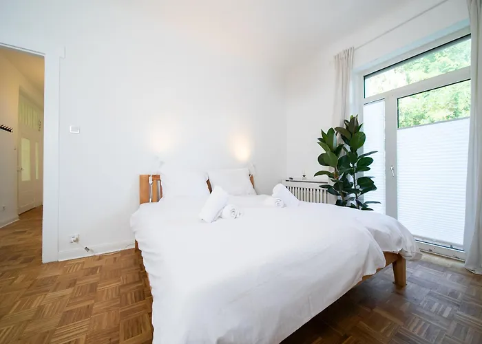 65 Sqm - 2 Schlafzimmer - Balkon - Küche *