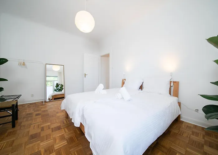 65 Sqm - 2 Schlafzimmer - Balkon - Kueche