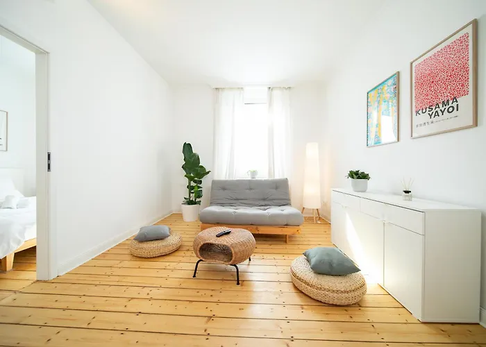 65 Sqm - 2 Schlafzimmer - Balkon - Küche Apartment