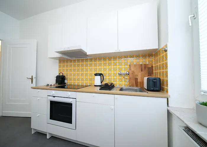 65 Sqm - 2 Schlafzimmer - Balkon - Kueche *