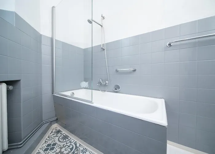 65 Sqm - 2 Schlafzimmer - Balkon - Kueche *