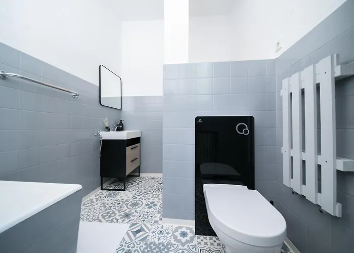 65 Sqm - 2 Schlafzimmer - Balkon - Küche * Neuss