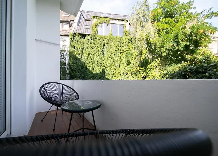 65 Sqm - 2 Schlafzimmer - Balkon - Küche *