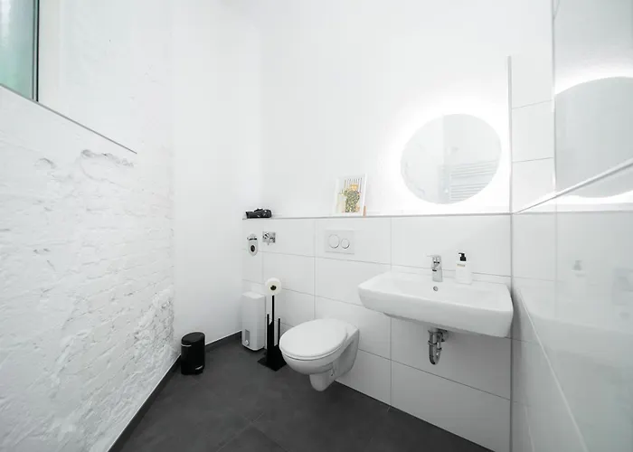 Apartment 65 Sqm - 2 Schlafzimmer - Balkon - Küche *