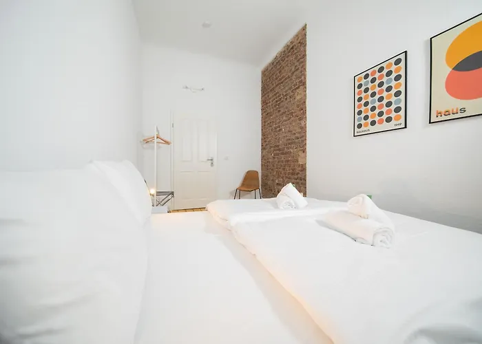 65 Sqm - 2 Schlafzimmer - Balkon - Kueche *