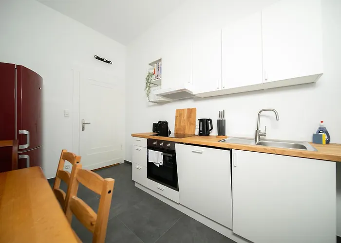 65 Sqm - 2 Schlafzimmer - Balkon - Küche Apartment